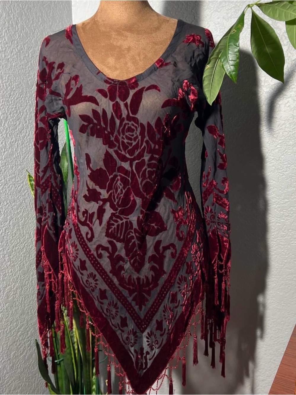 ❤️SOLD❤️Cache like top Burgundy Burnout Velvet Fringe V-Neck Top
